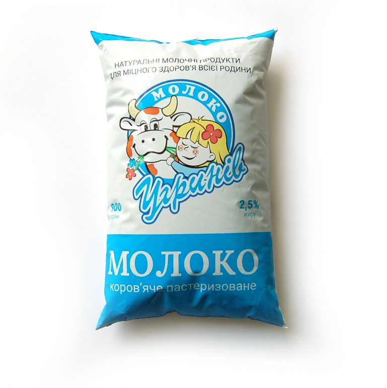 Молоко коров'яче пастеризоване УГРИНІВМОЛОКО 2,5% жиру, 1000г, плівка поліетиленова